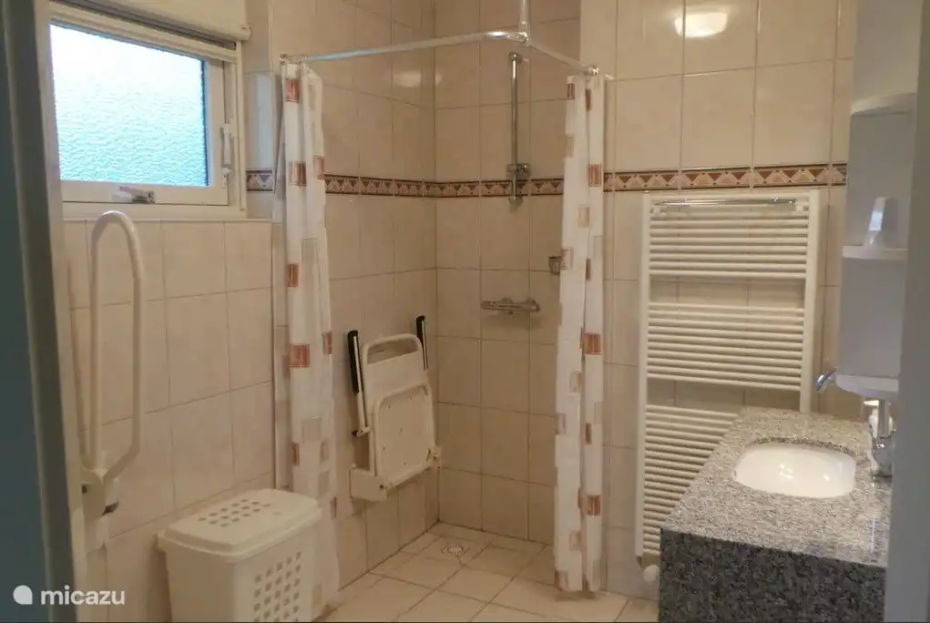 Berg & Bos House B&B15 Badezimmer mit Dusche, Waschbecken und Toilette 3