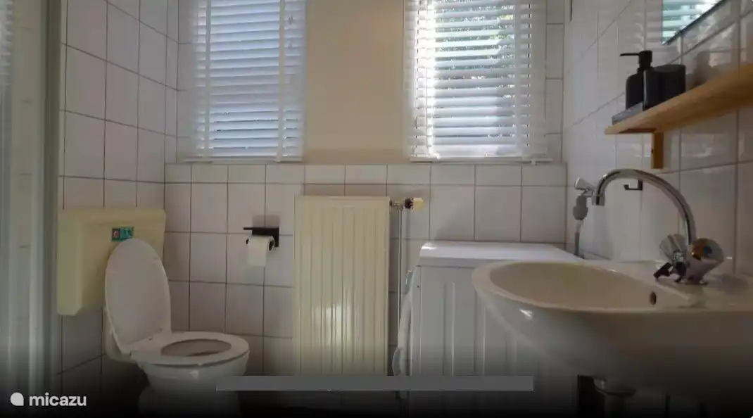 Berg & Bos House B&B43, Badezimmer im Obergeschoss mit Dusche, Toilette und Waschmaschine