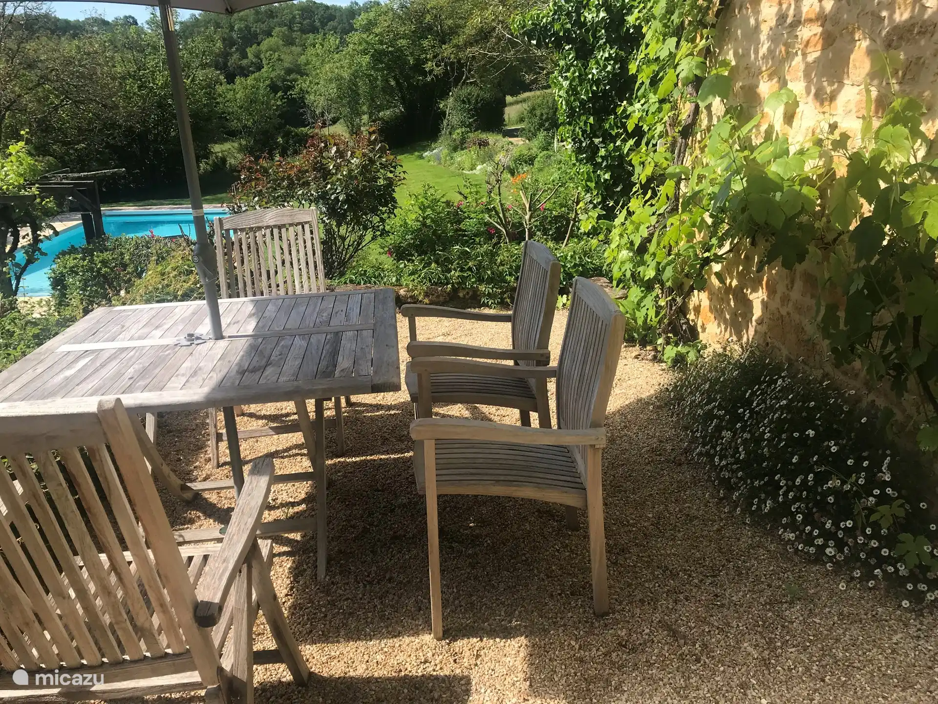 Terrasse derrière le gîte avec soleil matinal. 