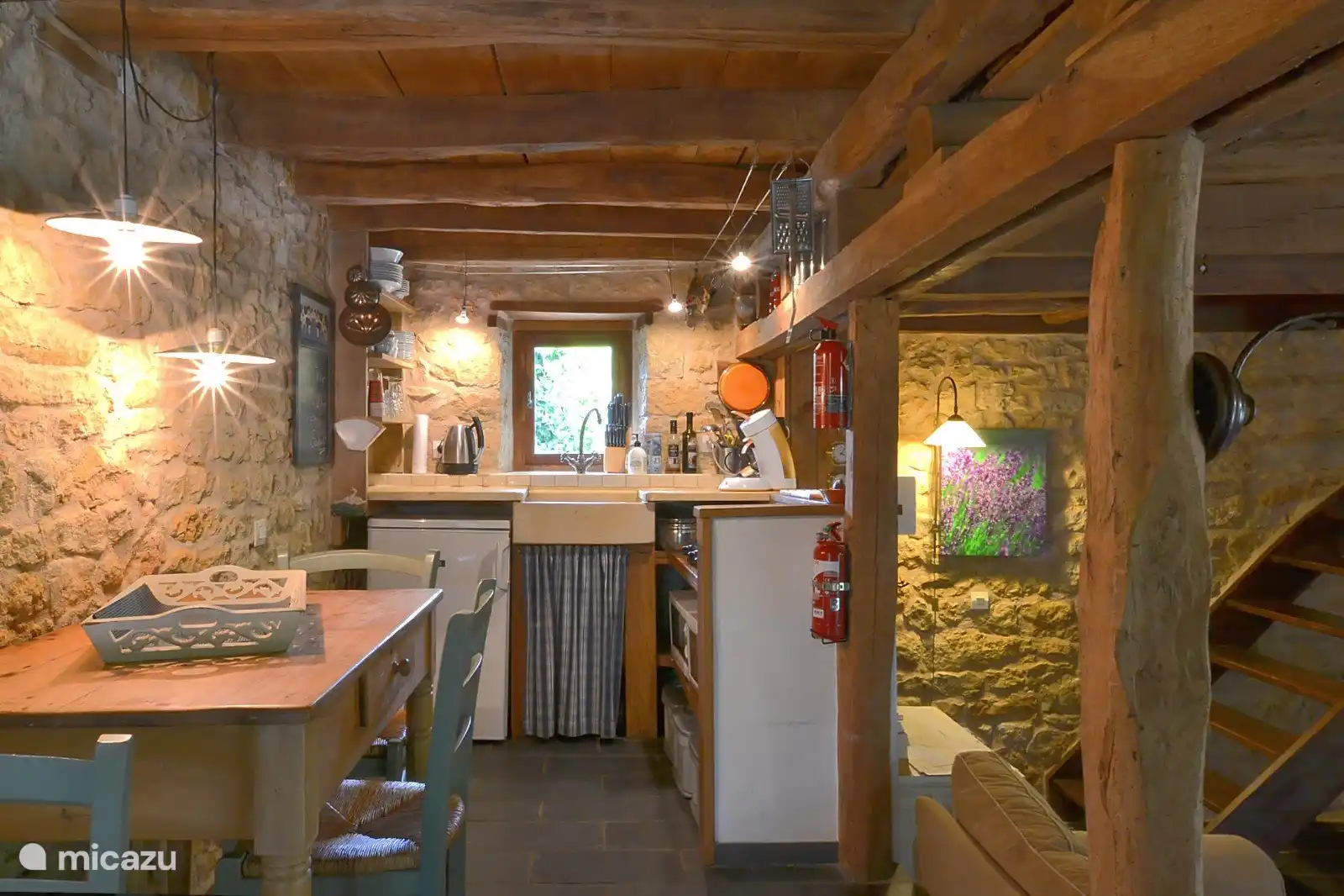 Vue dans la cuisine avec réfrigérateur, micro-ondes, four et plaque à induction. Faire du café avec nespresso, Senseo et filtre.