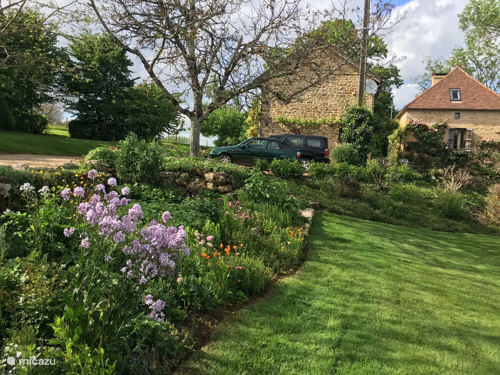 Bordure à côté du solstice par la piscine