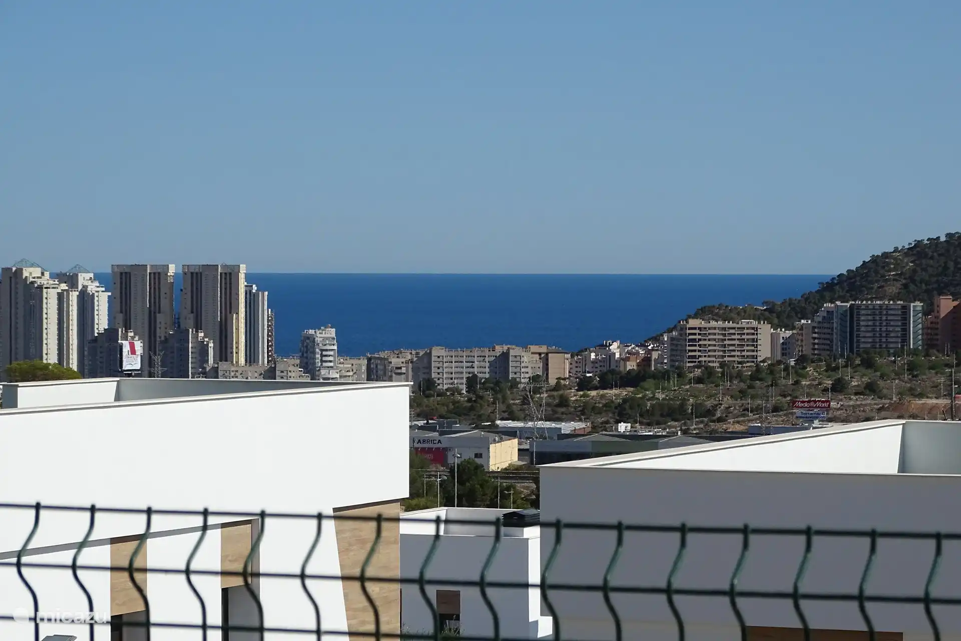 Disfruta de la vista al mar con el cielo azul celeste 