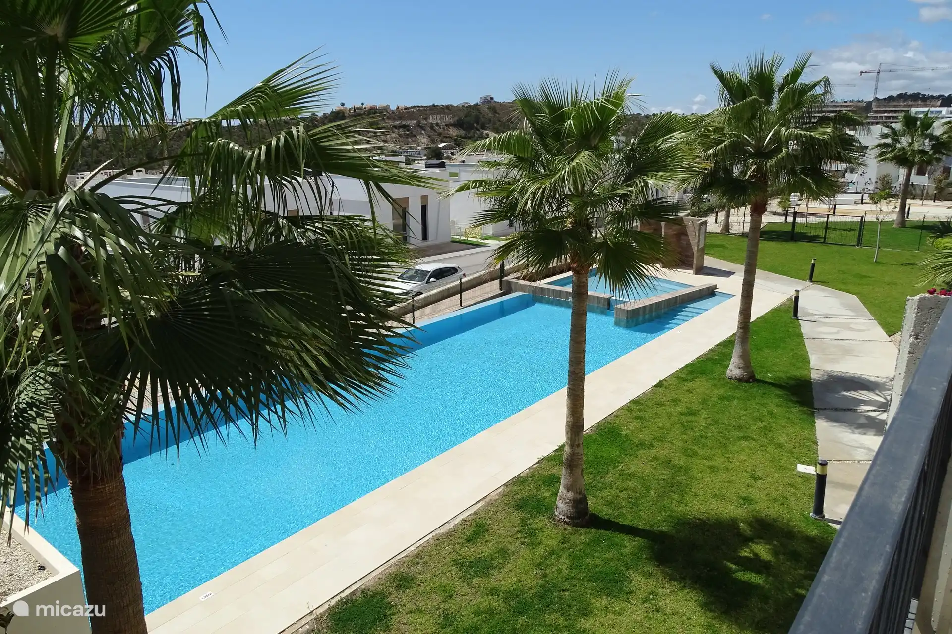 La piscina comunitaria cuenta con una piscina infantil para los niños.