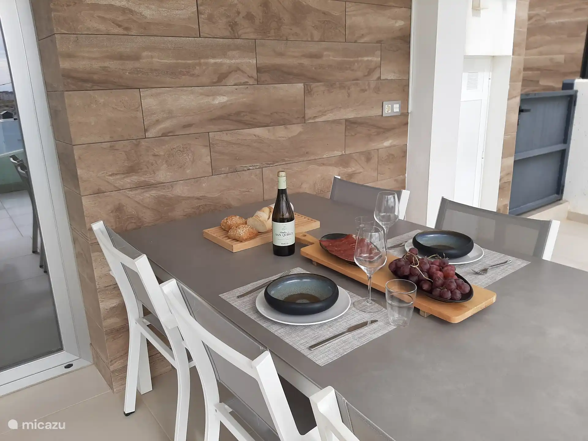 Acogedor comedor con platos españoles