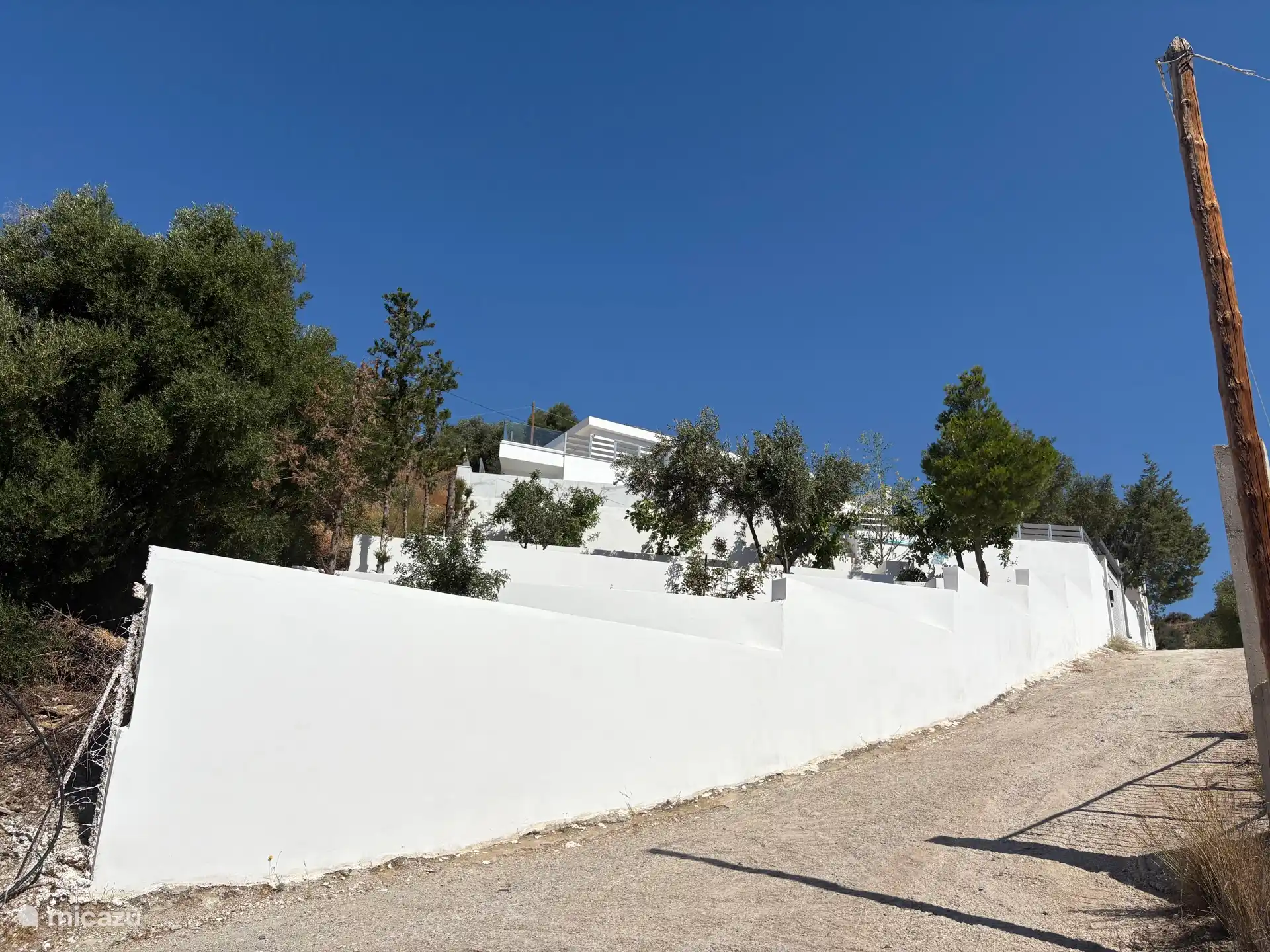 Devant de la maison, visible du bas. La structure des plateaux est également clairement visible sur cette