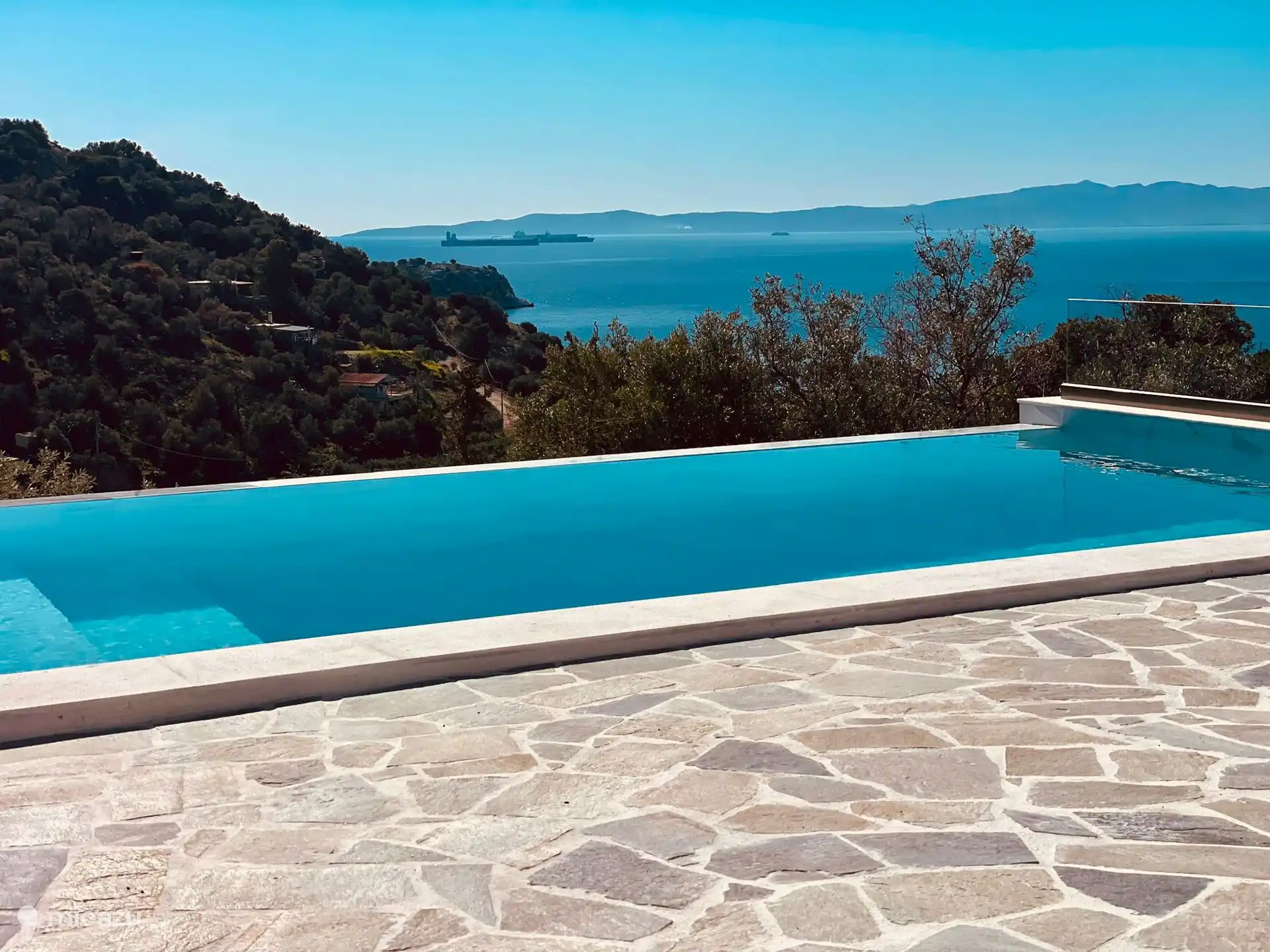 Piscine à débordement