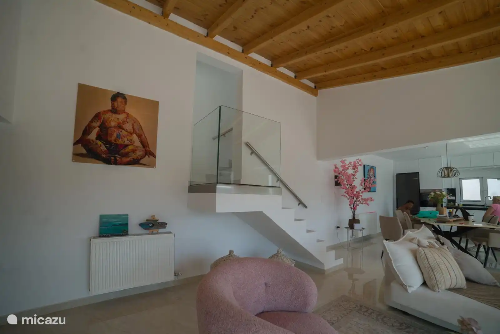 Salon avec escalier menant au 1er étage 