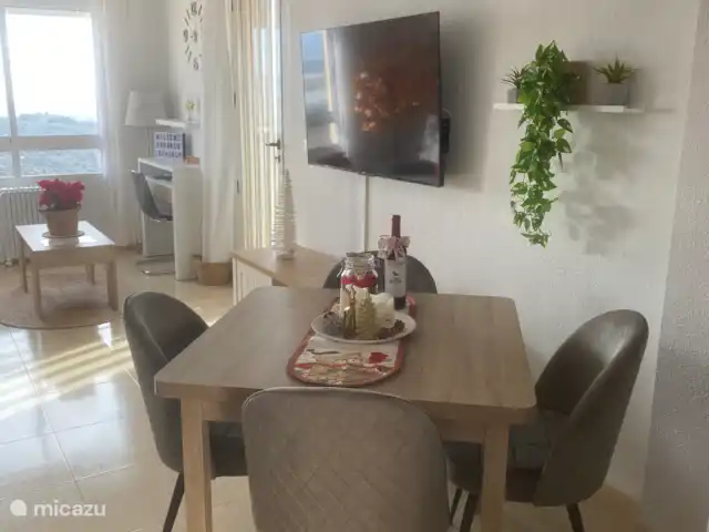 Votre refuge secret avec vue sur la mer  | Espagne, Costa Cálida, Mazarrón - appartement La salle à manger dispose d’un ventilateur de plafond, de la climatisation, d’une télévision à écran plat et de belles vues.