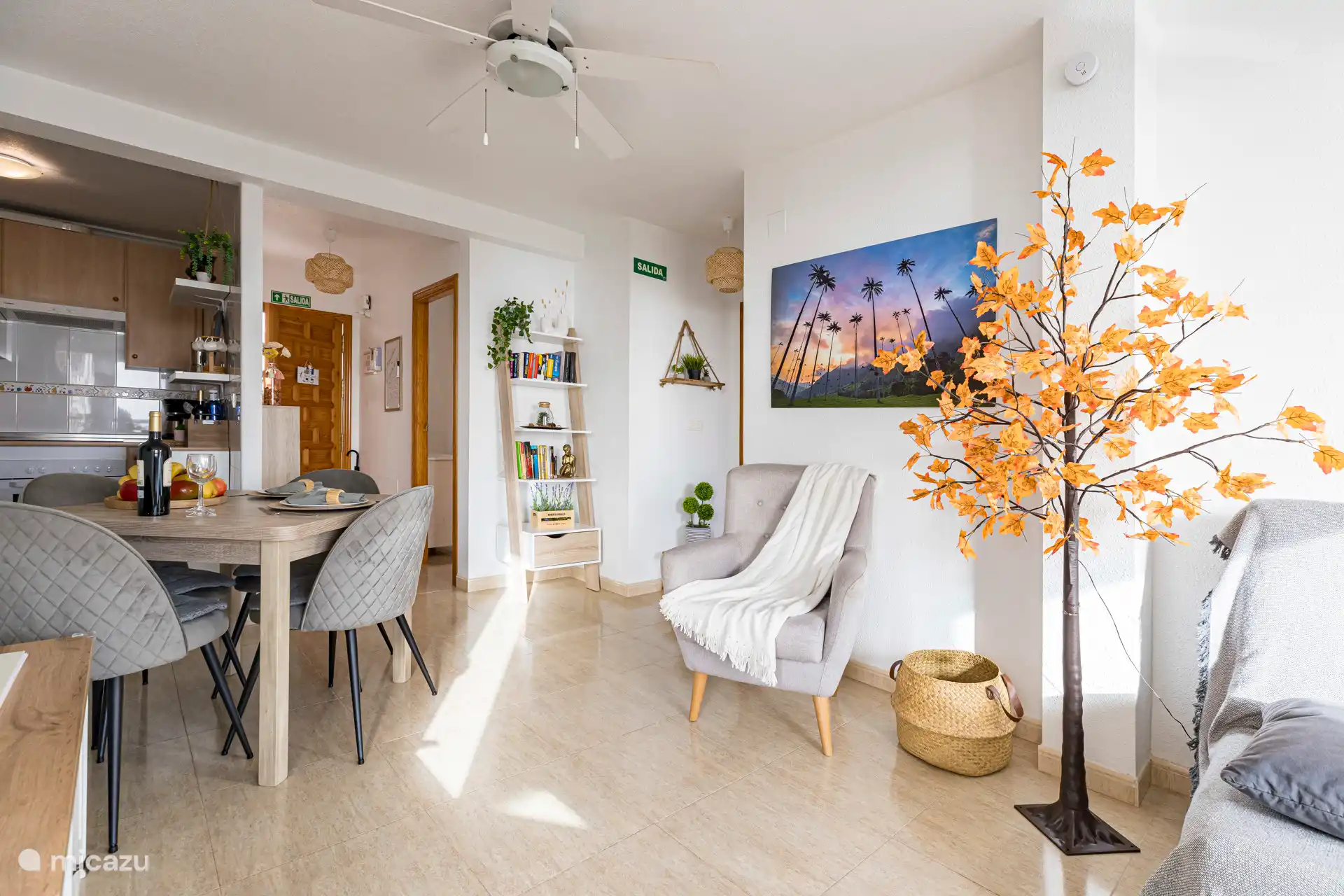 Vue générale de la salle à manger et de la cuisine, détails de l’hébergement, lecture de livres.