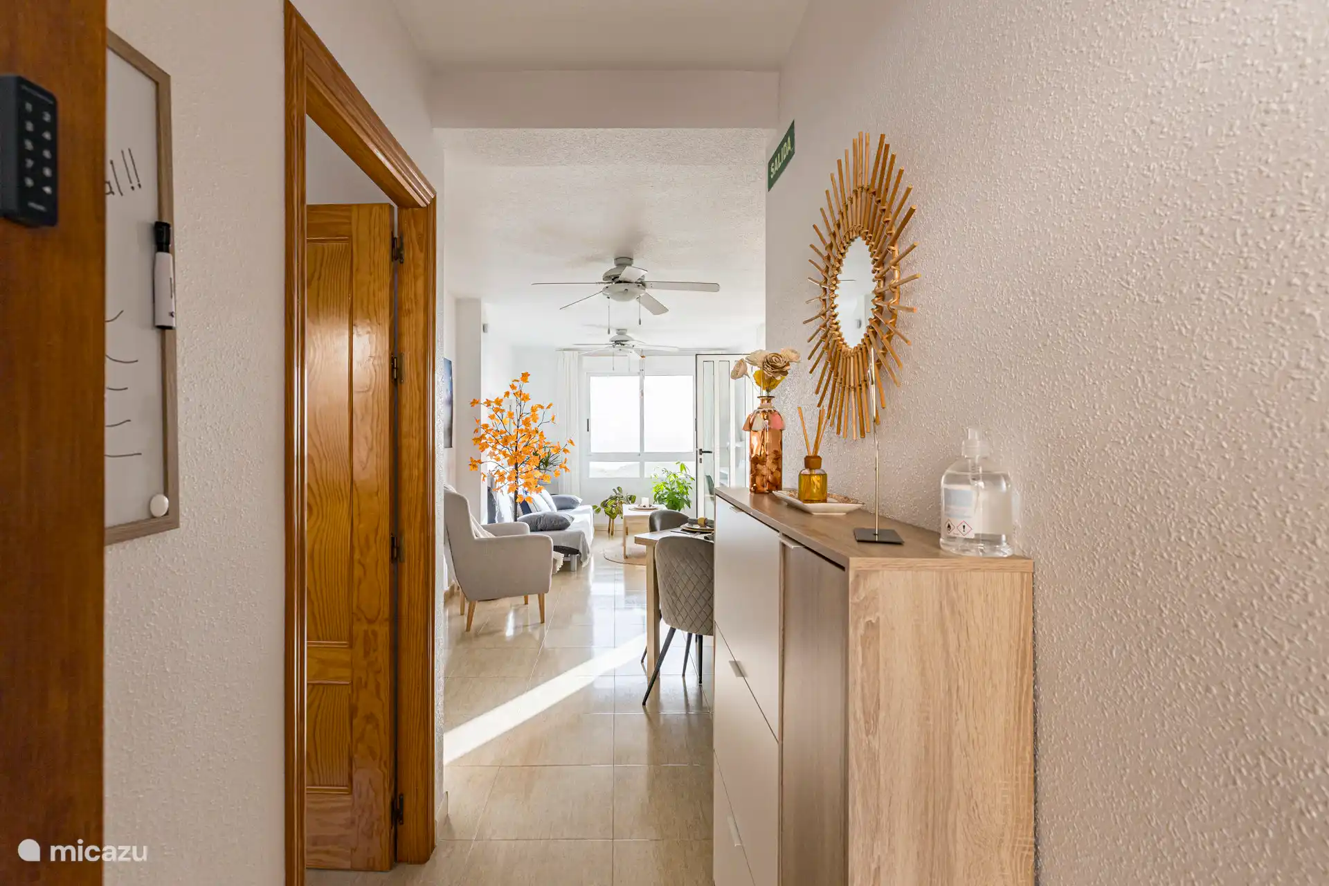 L’entrée du logement se fait entièrement au rez-de-chaussée sans marches, très bon éclairage la nuit.