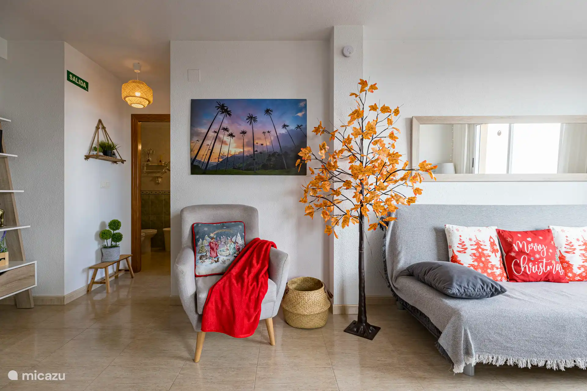 Zone couchage avec canapé-lit, très bon éclairage naturel.