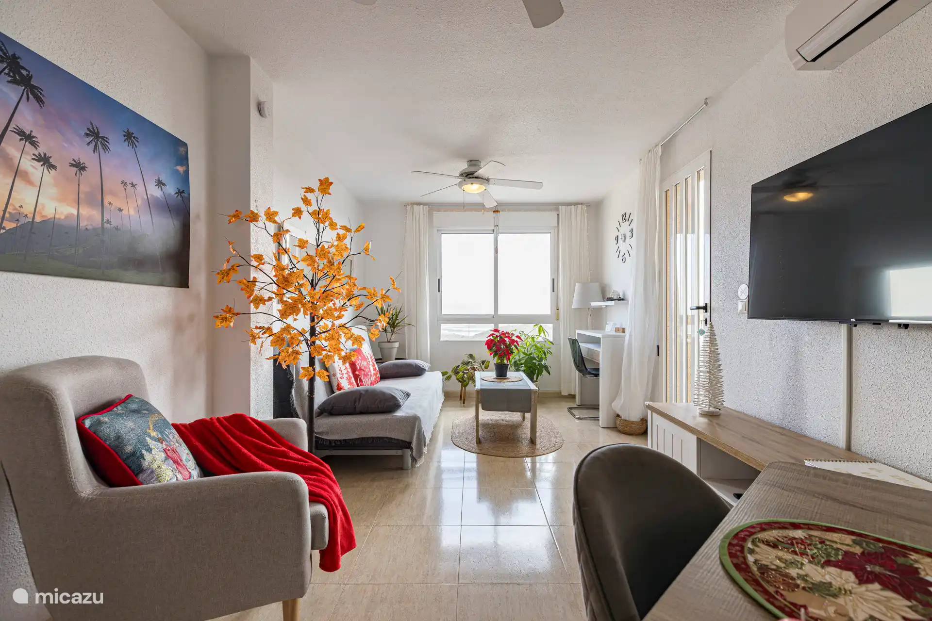 Vue générale du salon et du bureau, avec les détails de l’hébergement.