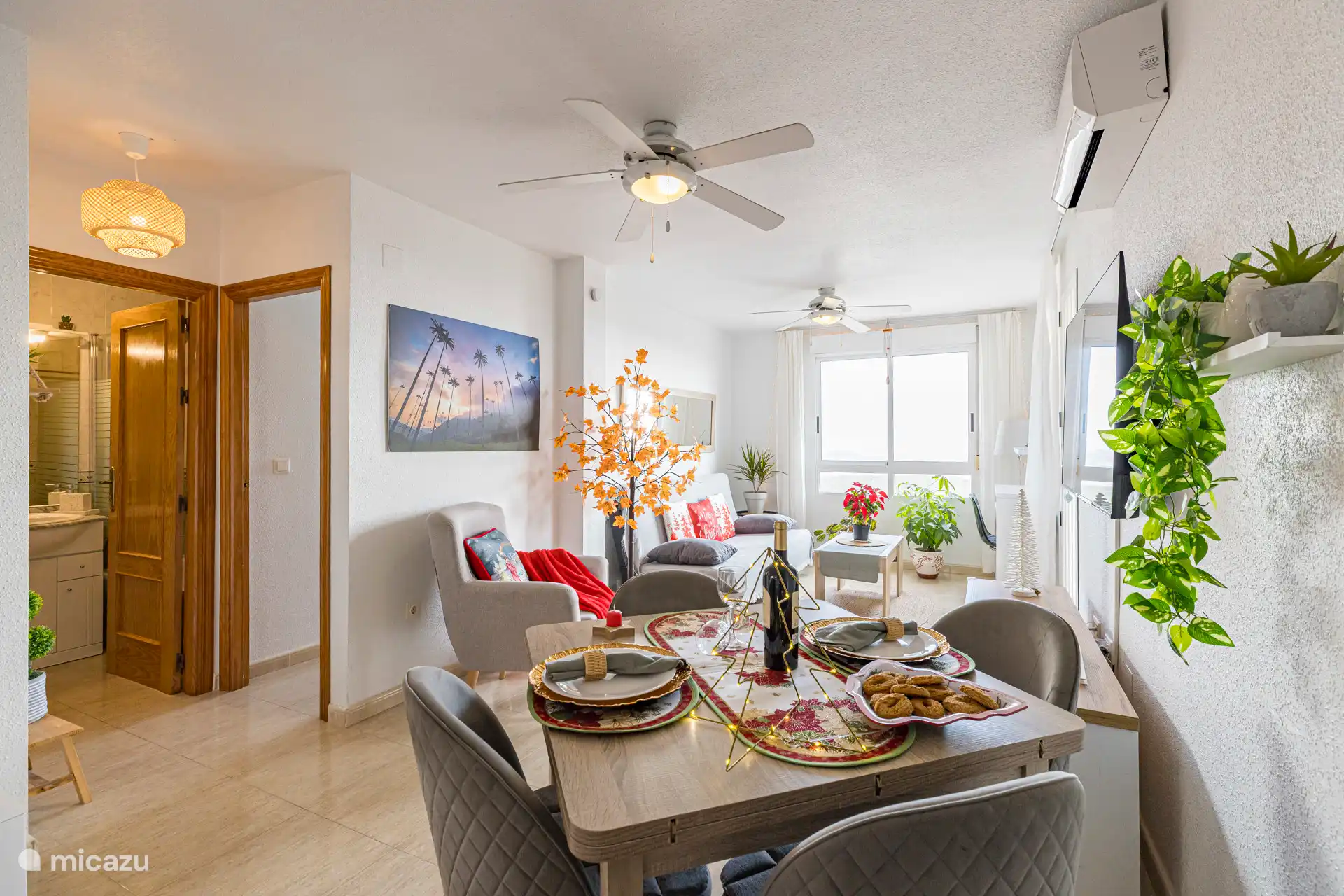 Salle à manger et salon avec les détails de l’hébergement.