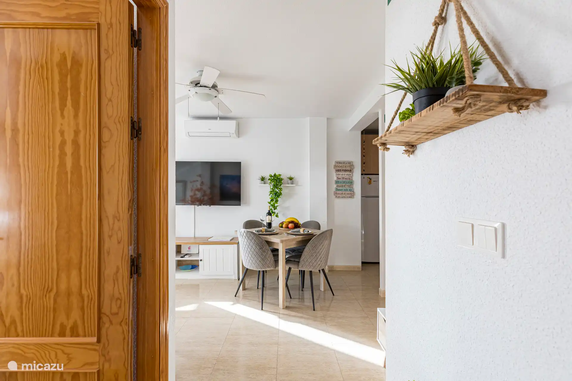 Salle à manger avec climatisation chaud/froide, ventilateurs de plafond, beaucoup de lumière naturelle et télévision à écran plat.