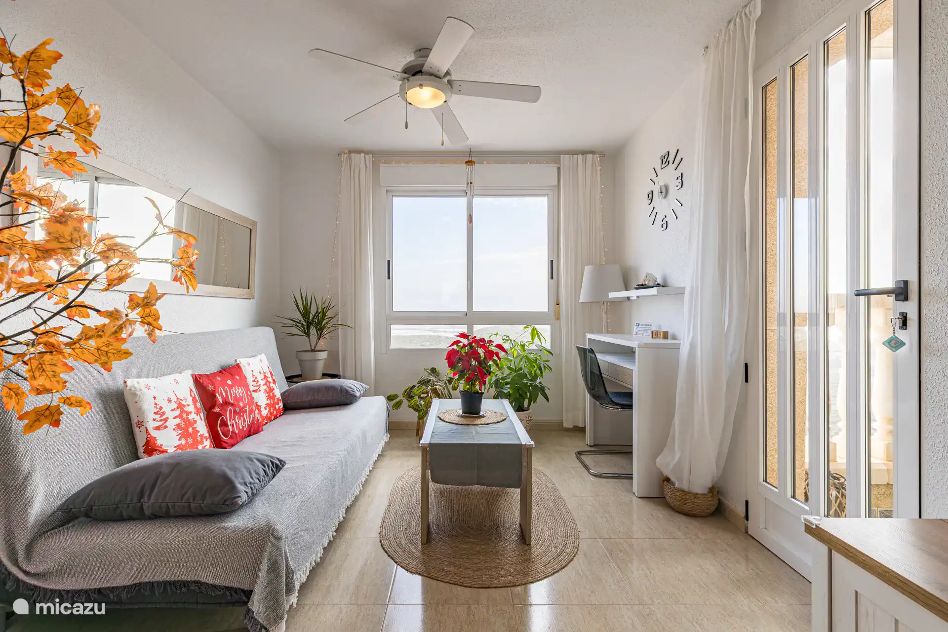 Salon avec canapé-lit, bureau de travail, avec beaucoup de lumière naturelle.