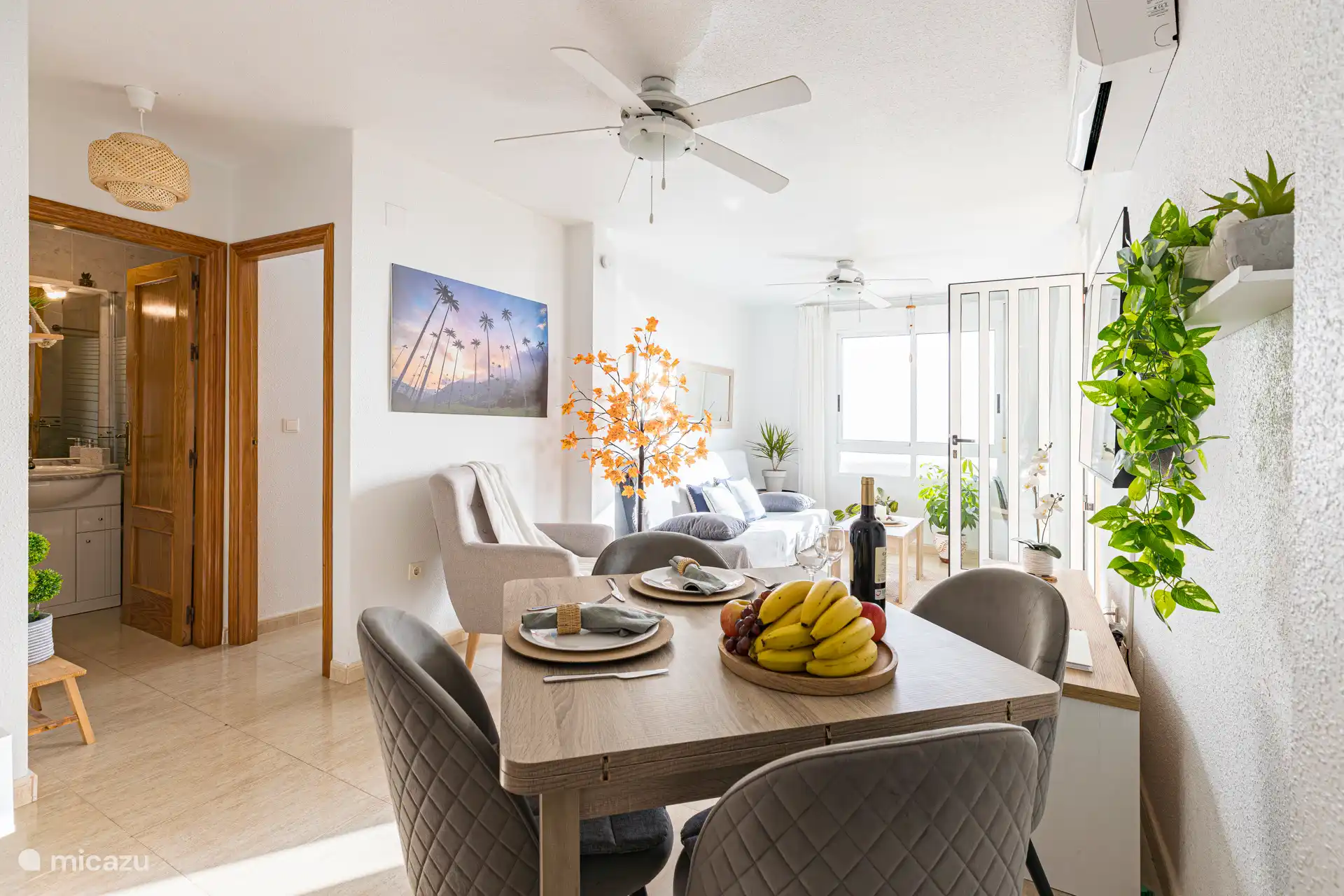 Salon-salle à manger avec beaucoup de lumière naturelle et de magnifiques vues sur la mer, les montagnes et la ville.