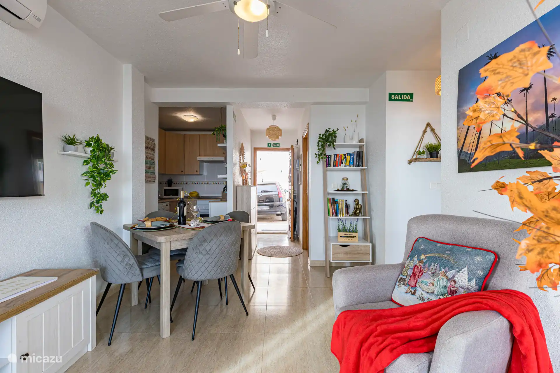 Salle à manger, cuisine et entrée de l’hébergement, parking gratuit à la porte d’entrée ou à proximité