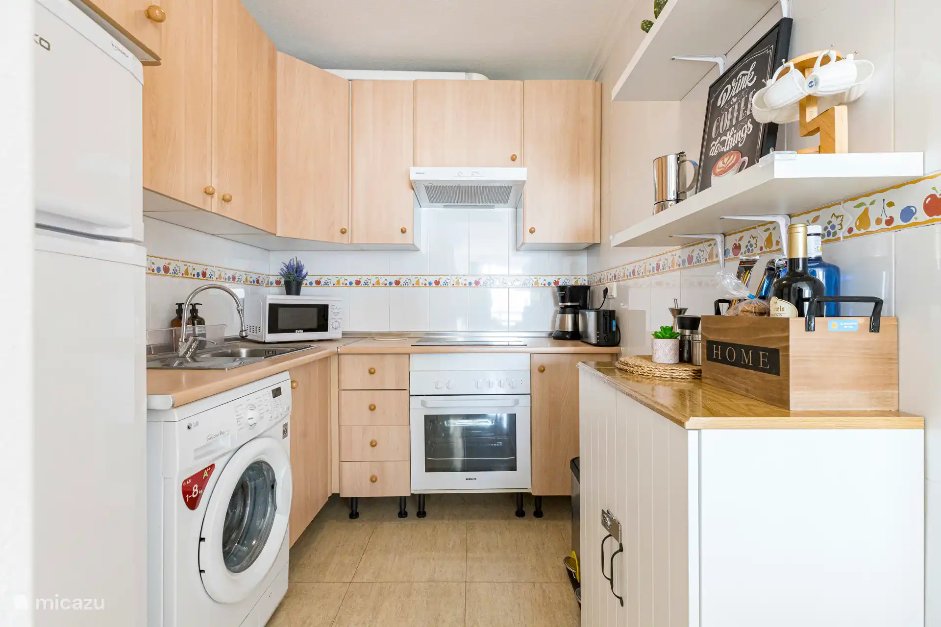 Cuisine entièrement équipée, avec tout ce dont vous avez besoin pour un séjour confortable, assiettes, verres et couverts pour enfants.