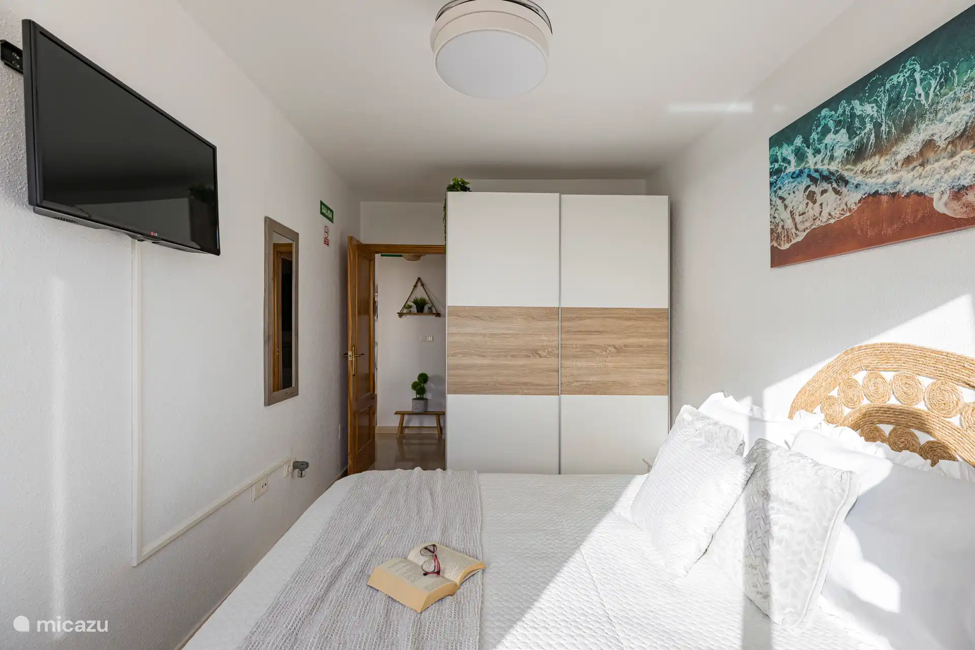 Chambre principale, avec placard pour ranger des vêtements, cintres, télévision à écran plat avec Netflix.