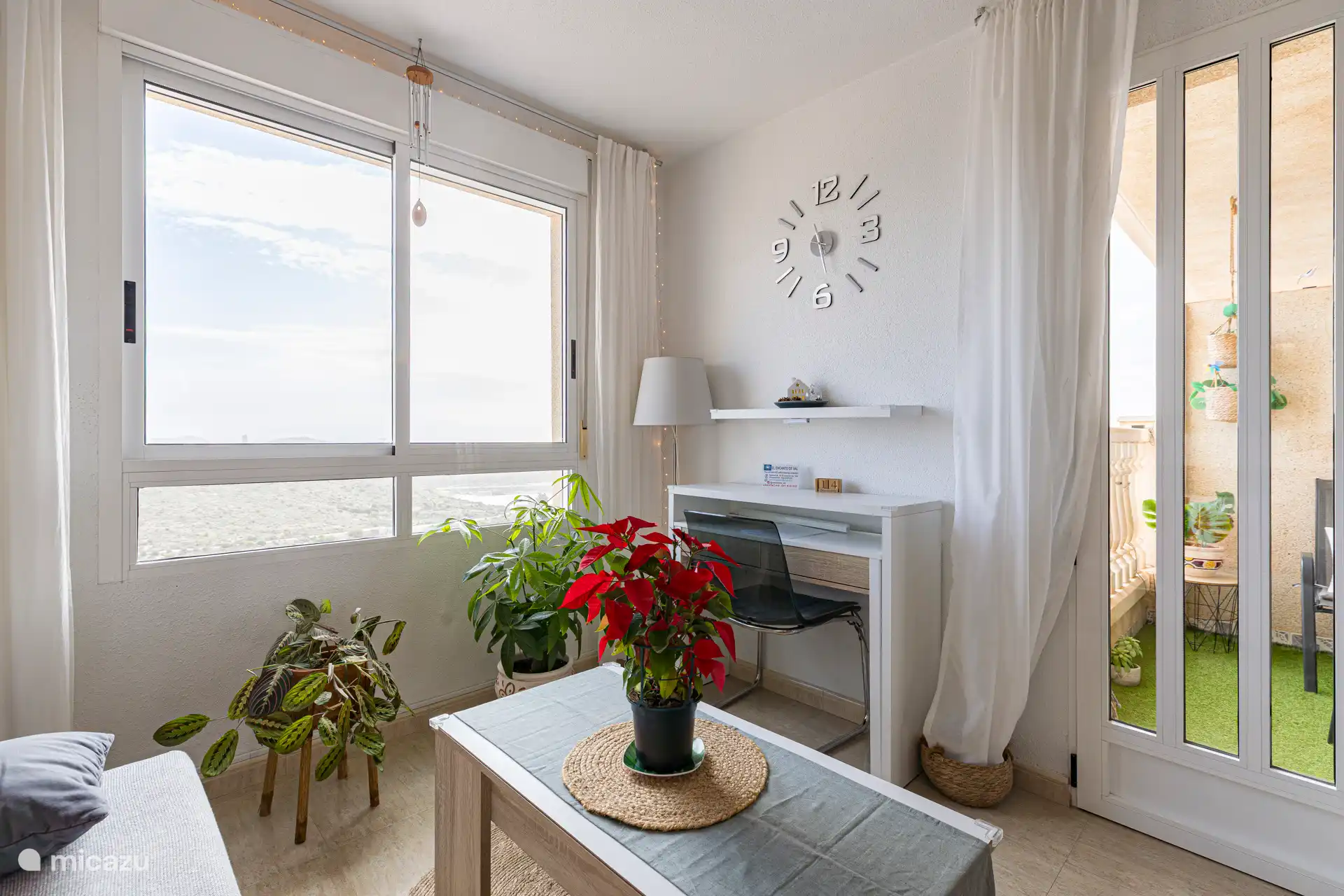 Salon, espace de travail, terrasse privée, vue sur la mer, la montagne et la ville.