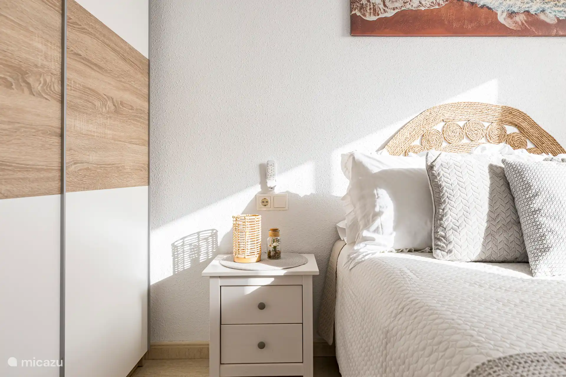 Le lit de la chambre principale, avec des oreillers et des linges supplémentaires, des couettes par temps froid.