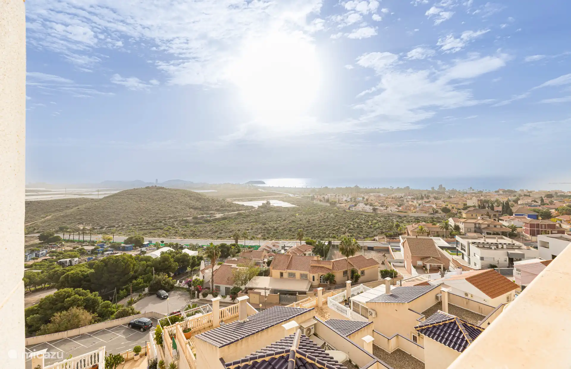 Vue sur la mer, la montagne et la ville depuis la terrasse.