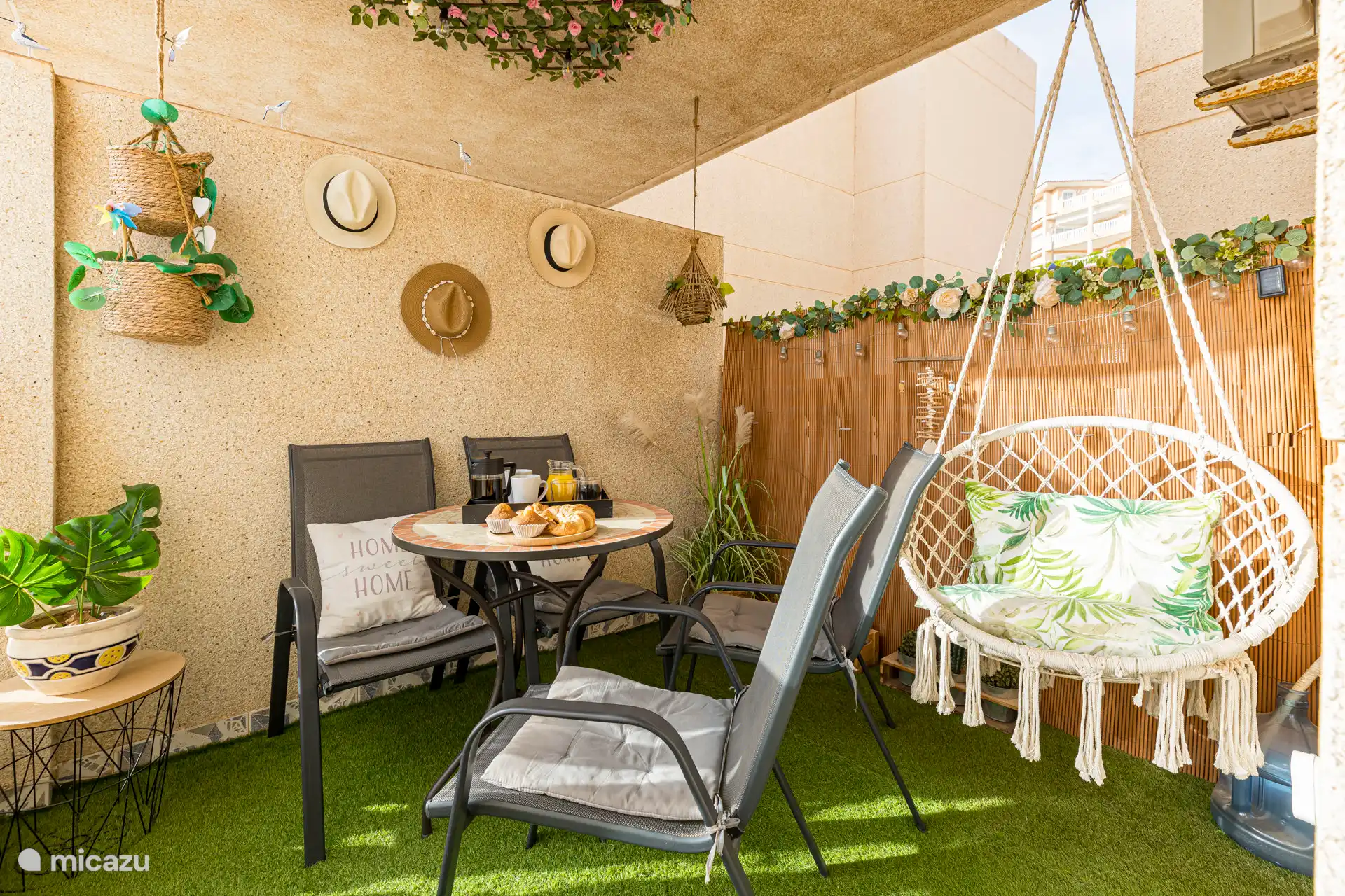 Terrasse privée avec table pour 4 personnes, balançoire pour profiter des couchers de soleil avec un verre de vin, vue sur la mer et la montagne.