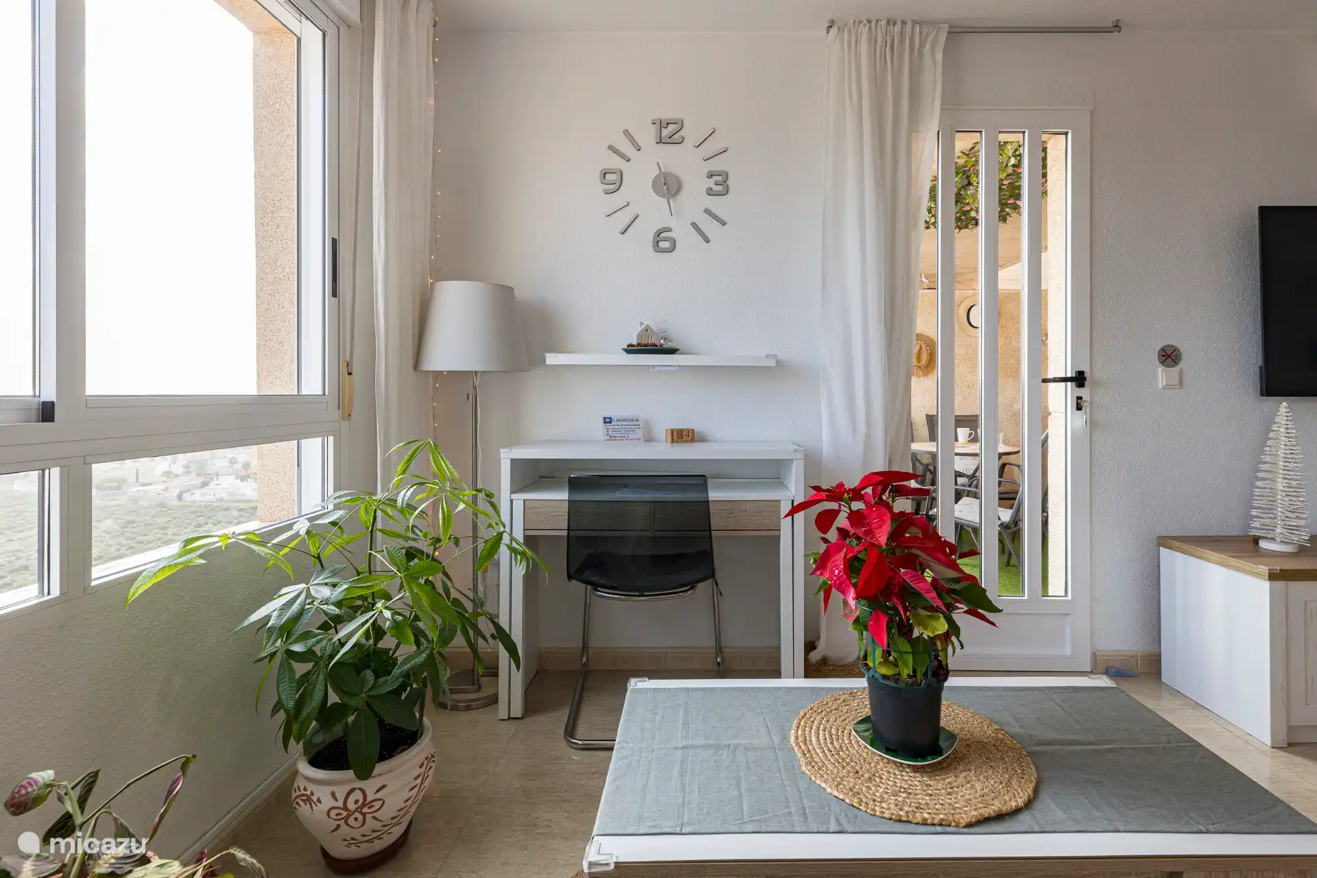 Espace de travail très éclairé, jour comme nuit, fournitures de bureau.