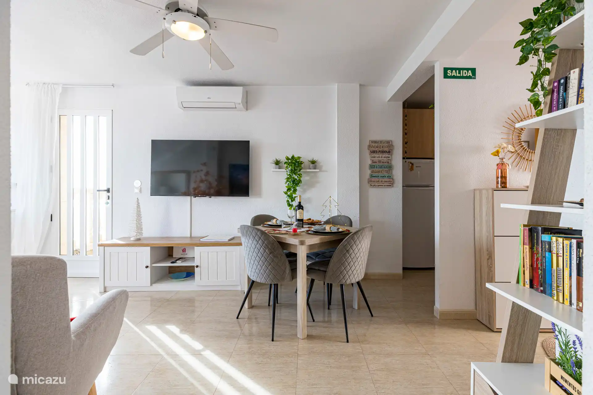 Salle à manger avec table pour 4 personnes, agrandissant pour le confort, télévision à écran plat avec service Netflix gratuit, climatisation chaud/froide et ventilateurs de plafond.
Lire des livres.