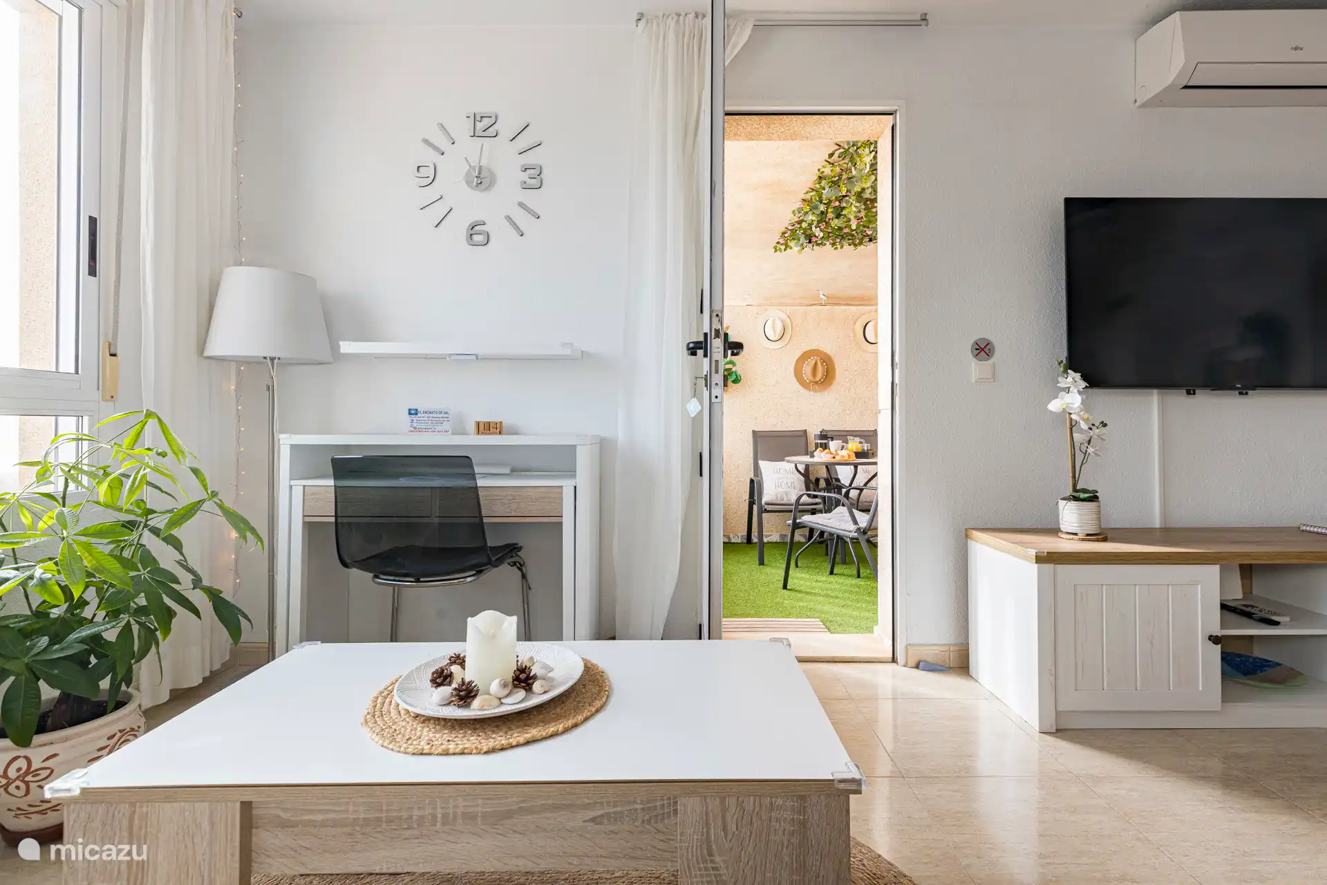 Espace de travail, avec bureau, support pour ordinateur portable, prise à proximité, très bon éclairage, terrasse privée attenante avec vue sur la mer et la montagne.