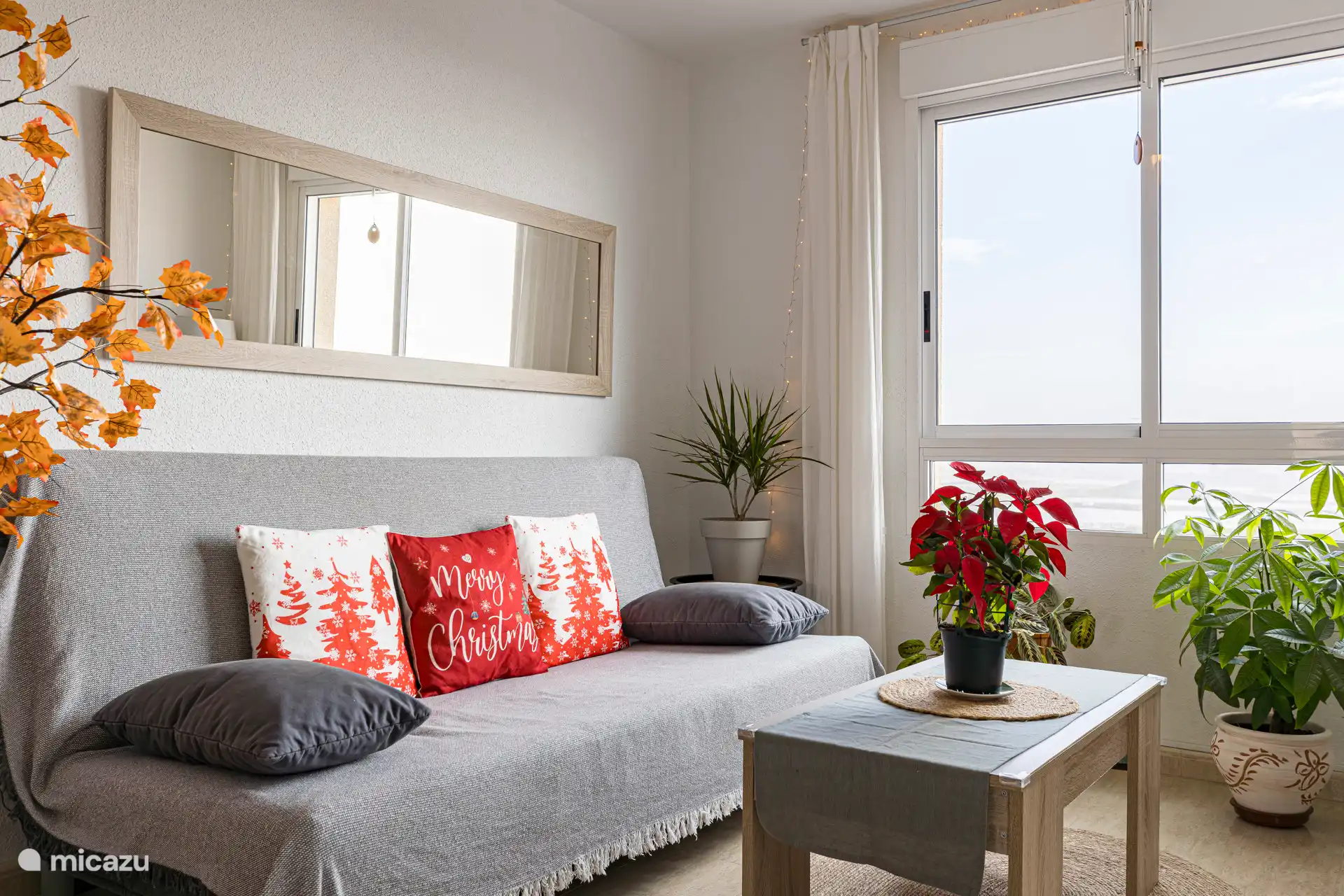 Canapé-lit dans le salon avec vue sur la mer, les montagnes et la ville.