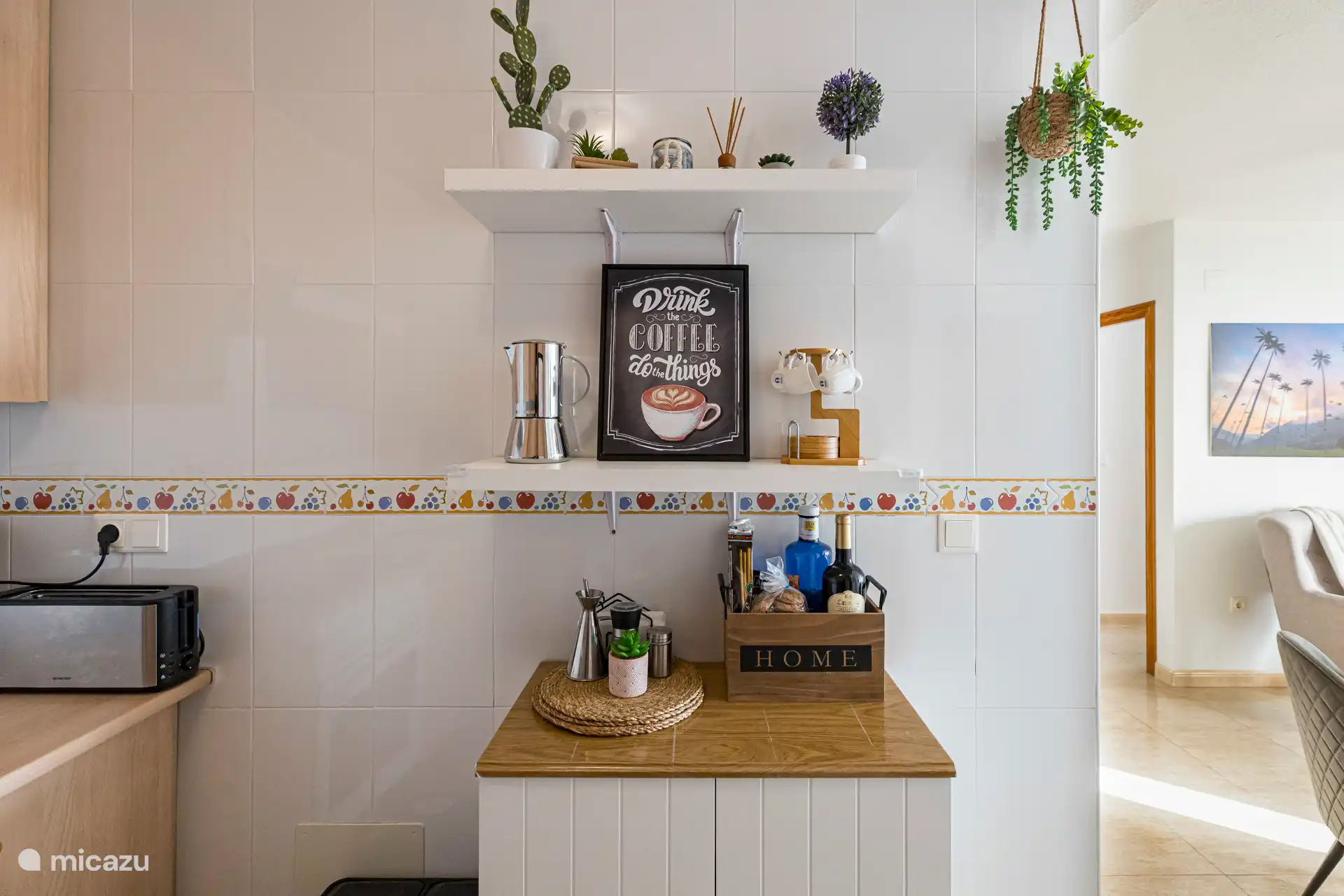 Cuisine avec cafetière filtre, cafetière italienne et cafetière à piston, bouilloire, grille-pain et toutes sortes d’ustensiles nécessaires pour un séjour confortable.
Bienvenue avec une bouteille de vin.