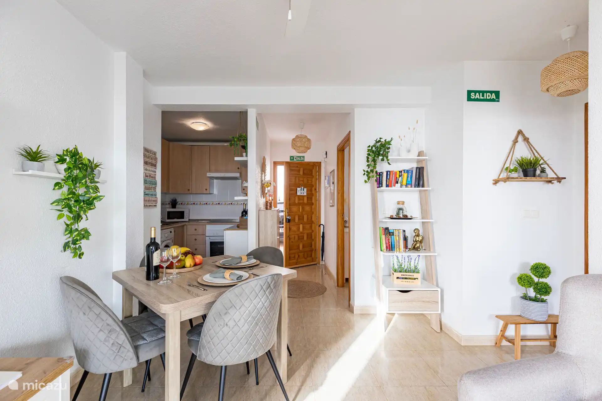 Vue générale de l’entrée du logement, parking gratuit à la porte d’entrée ou à proximité, cuisine, table pour 4 personnes.