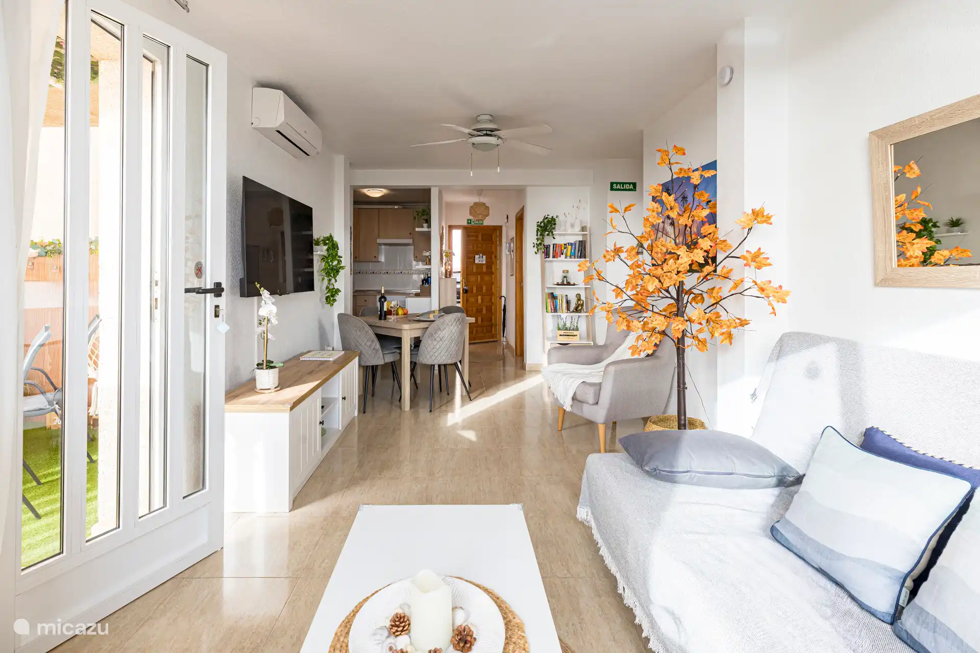 Vue sur l’entrée des logements depuis le salon, tous les logements sont situés au rez-de-chaussée, sans marches.