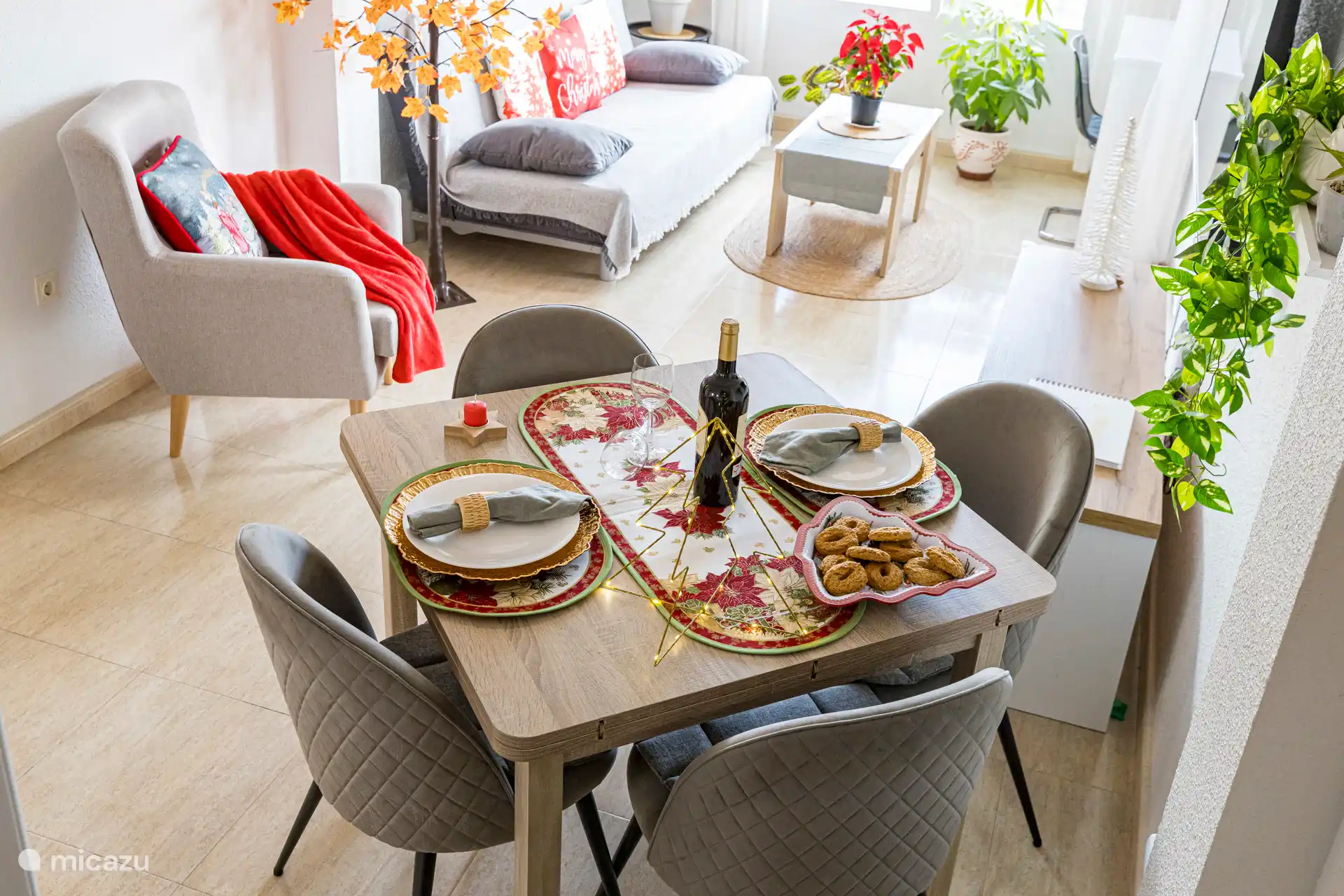 Salle à manger avec détails d’hébergement pour Noël et autres saisons.