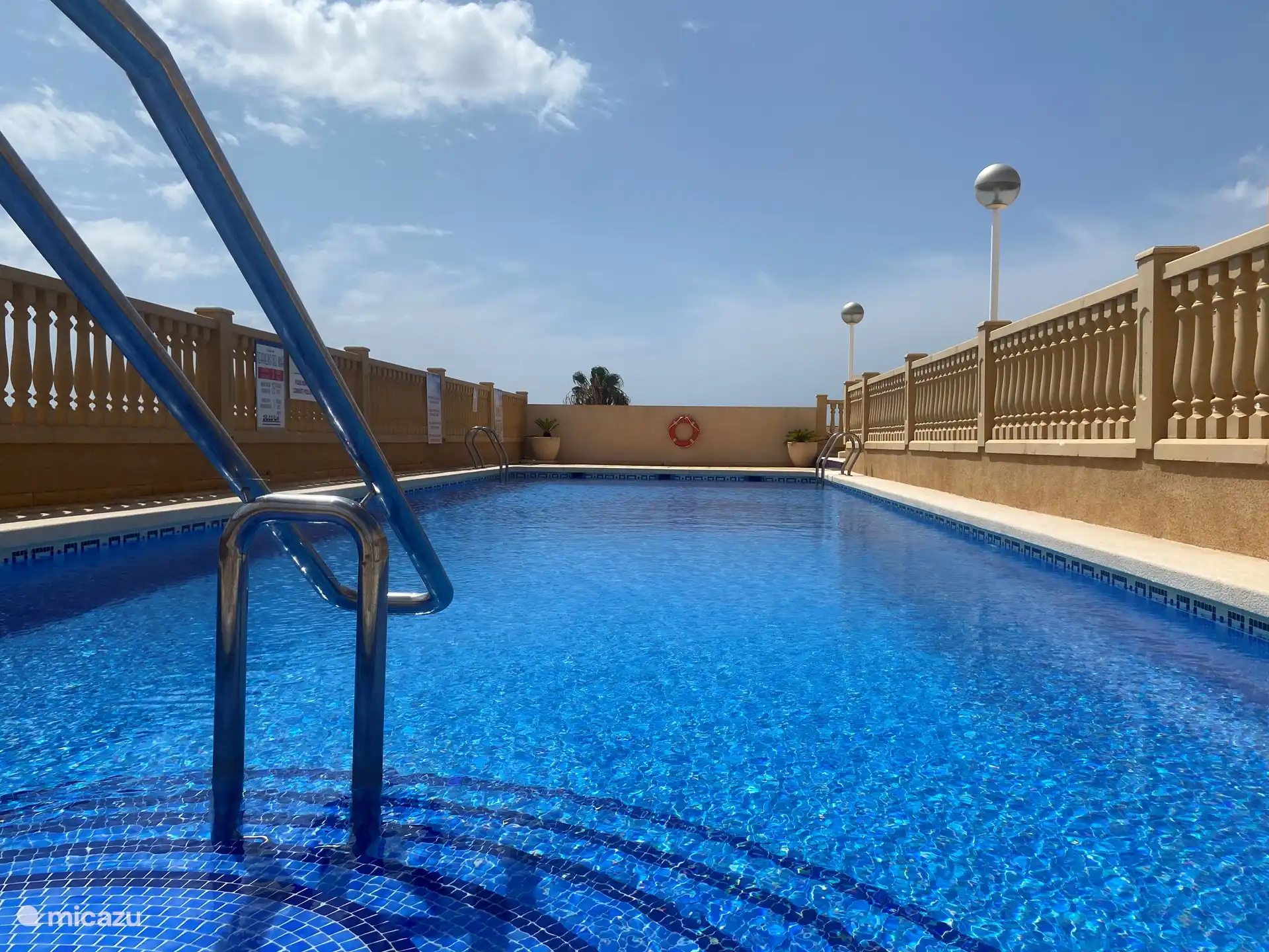 Grande piscine commune, partagée avec d’autres invités et propriétaires de la résidence.