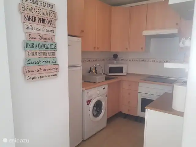 Votre refuge secret avec vue sur la mer  | Espagne, Costa Cálida, Mazarrón - appartement Cuisine entièrement équipée, avec toutes sortes d’appareils, poêles, casseroles, assiettes, verres, verres, couverts, cafetière, bouilloire, mixeur plongeant, grille-pain, lave-linge, micro-ondes, réfrigérateur... assiettes, verres et couverts pour enfants.