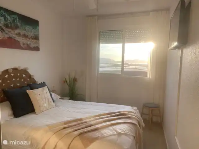 Votre refuge secret avec vue sur la mer  | Espagne, Costa Cálida, Mazarrón - appartement Chambre principale, avec une vue magnifique sur la mer et la montagne, ventilateur de plafond, télévision murale