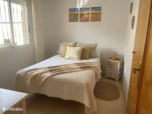 Votre refuge secret avec vue sur la mer  | Espagne, Costa Cálida, Mazarrón - appartement Chambre secondaire, avec lit double, ventilateur de plafond, vue sur la rue et parking.