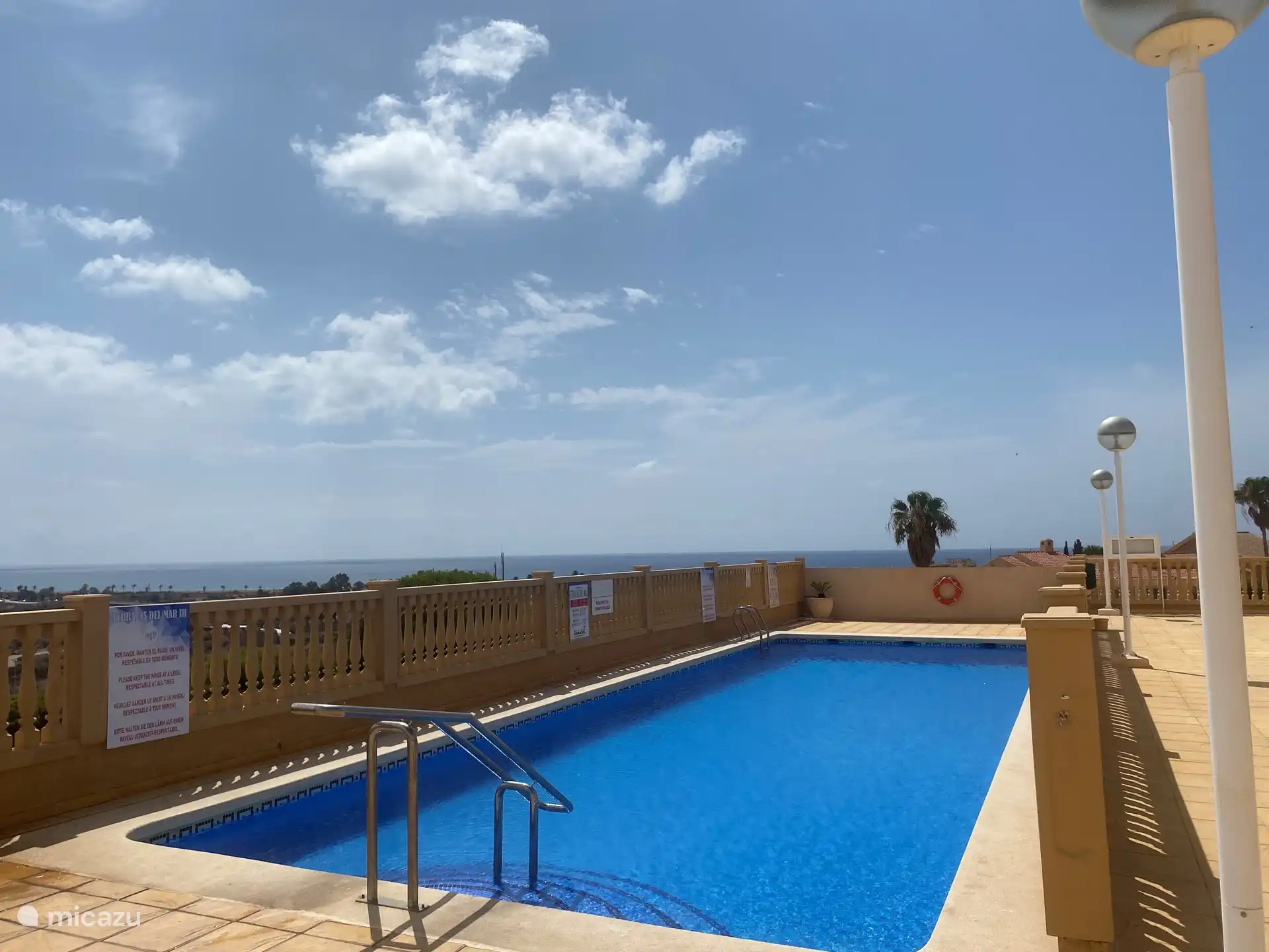 LA PISCINE COMMUNAUTAIRE, CLÔTURÉE et avec vue panoramique sur la mer, est partagée avec d’autres invités ou propriétaires de la résidence.
