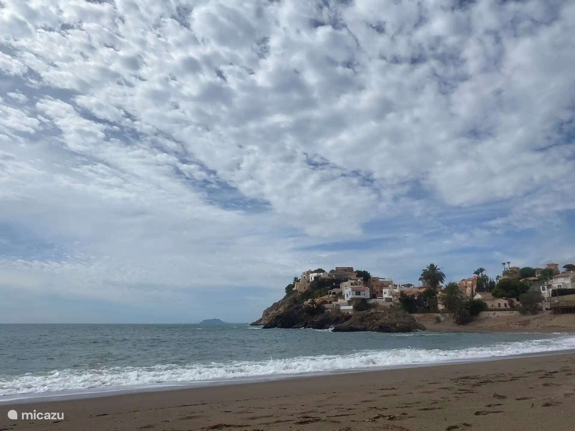 La plage de Bolnuevo offre des vues spectaculaires, très proche de l’hébergement à pied, en descendant des escaliers ou en voiture avec un parking gratuit devant la plage, au pied de l’emblématique Gredas de Bolnuevo, sculpté par l’air et l’eau.