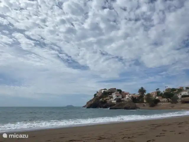 Votre refuge secret avec vue sur la mer  | Espagne, Costa Cálida, Mazarrón - appartement Plage de Bolnuevo avec des vues spectaculaires, très proche du logement à pied, en descendant des escaliers ou en voiture avec parking gratuit en face de la plage, au pied de l’emblématique Gredas de Bolnuevo, sculpté par l’air et l’eau.