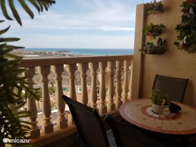 Votre refuge secret avec vue sur la mer  | Espagne, Costa Cálida, Mazarrón - appartement Terrasse privée avec de belles vues sur la mer et la montagne, table pour 4 personnes et balançoire de repos.