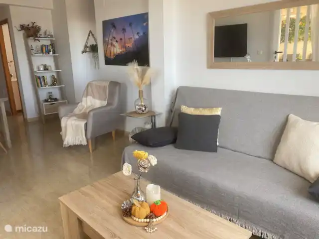 Votre refuge secret avec vue sur la mer  | Espagne, Costa Cálida, Mazarrón - appartement Salon spacieux, avec canapé-lit et beaucoup de lumière naturelle, télévision à écran plat, climatisation et ventilateur de plafond.