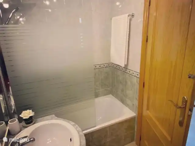 Votre refuge secret avec vue sur la mer  | Espagne, Costa Cálida, Mazarrón - appartement Salle de bain avec baignoire et douche, bidet et serviettes disponibles.