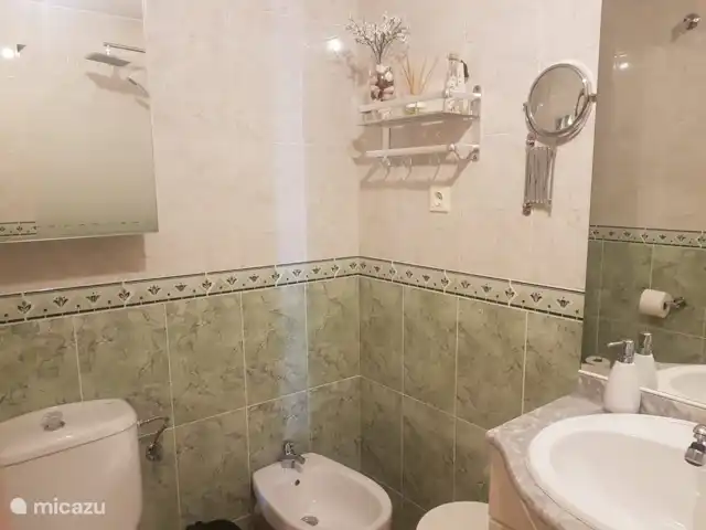 Votre refuge secret avec vue sur la mer  | Espagne, Costa Cálida, Mazarrón - appartement Salle de bain complète avec bidet, baignoire et douche, sèche-cheveux.