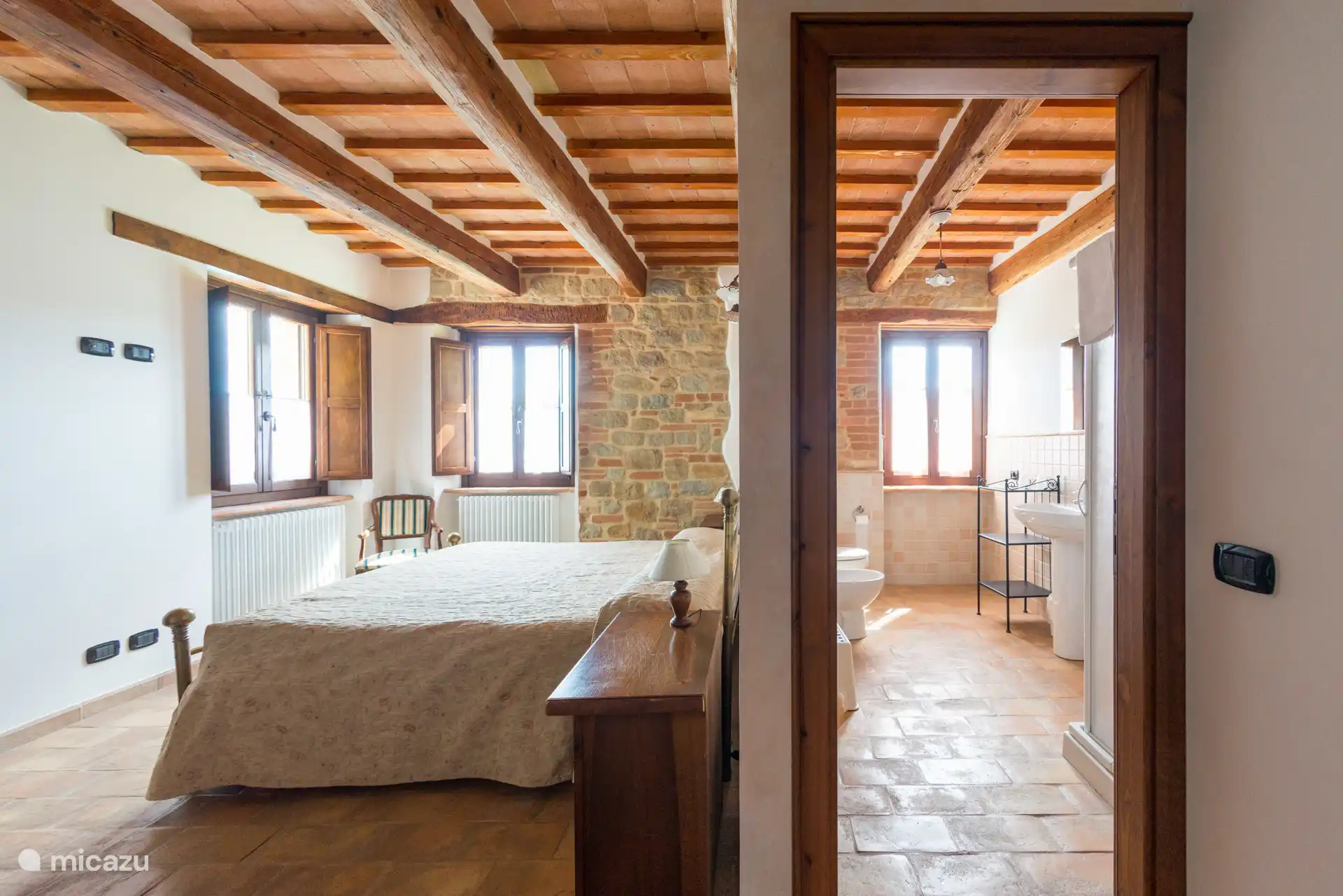 Schlafzimmer 2, ein Doppelbett, ein Einzelbett, privates Badezimmer