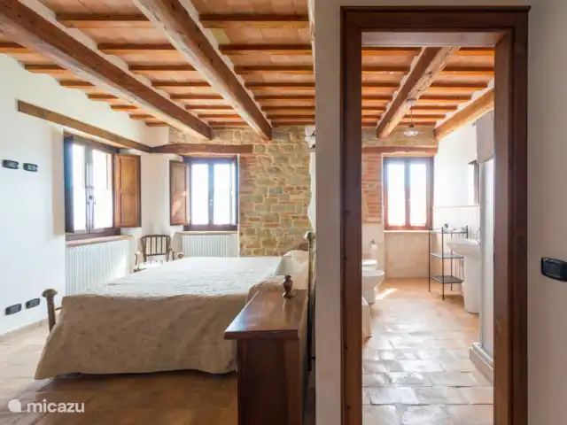 Maison de campagne de Collerovere  | Italie, Marche, Sant'Angelo in Pontano - villa Chambre 2, un lit double, un lit simple, salle de bain privée