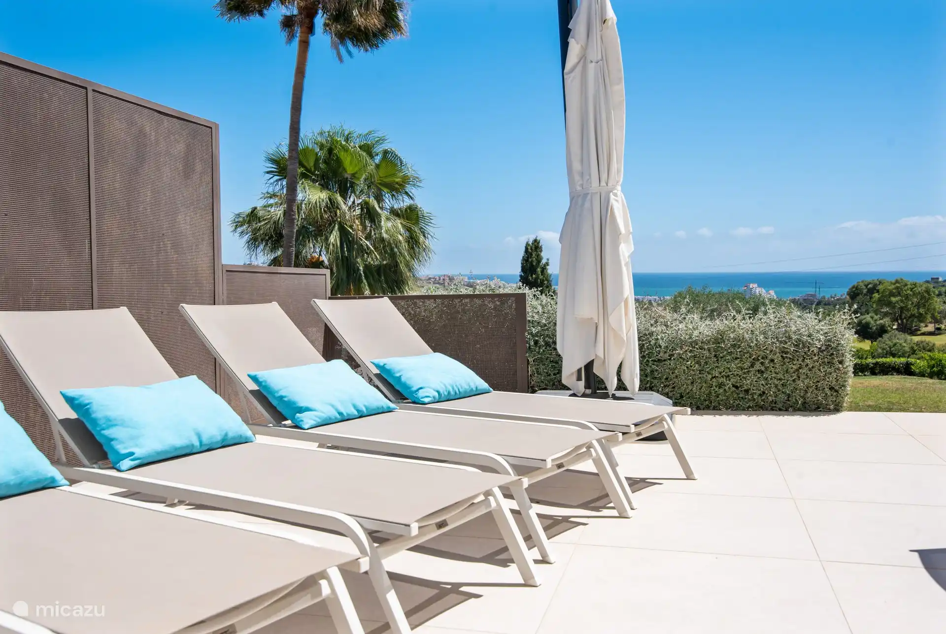 Sonnenliegen am Pool