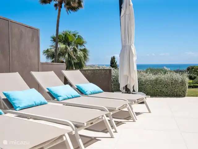 Villa de golf pour Blanca  | Espagne, Costa del Sol, Estepona - villa Chaises longues au bord de la piscine